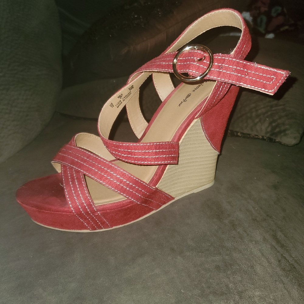 Red wedge shoe